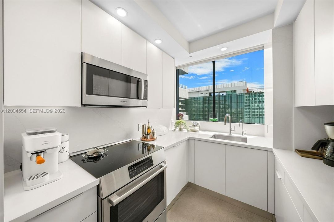 For Sale: $980,000 (2 beds, 2 baths, 1127 Square Feet)