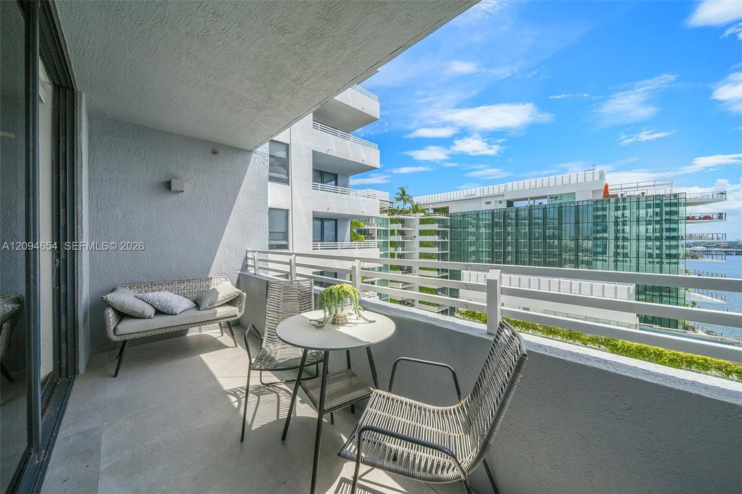 For Sale: $980,000 (2 beds, 2 baths, 1127 Square Feet)