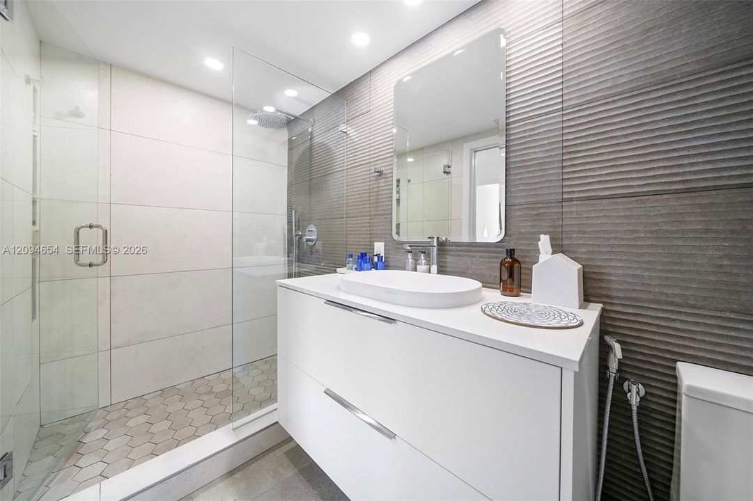 For Sale: $980,000 (2 beds, 2 baths, 1127 Square Feet)