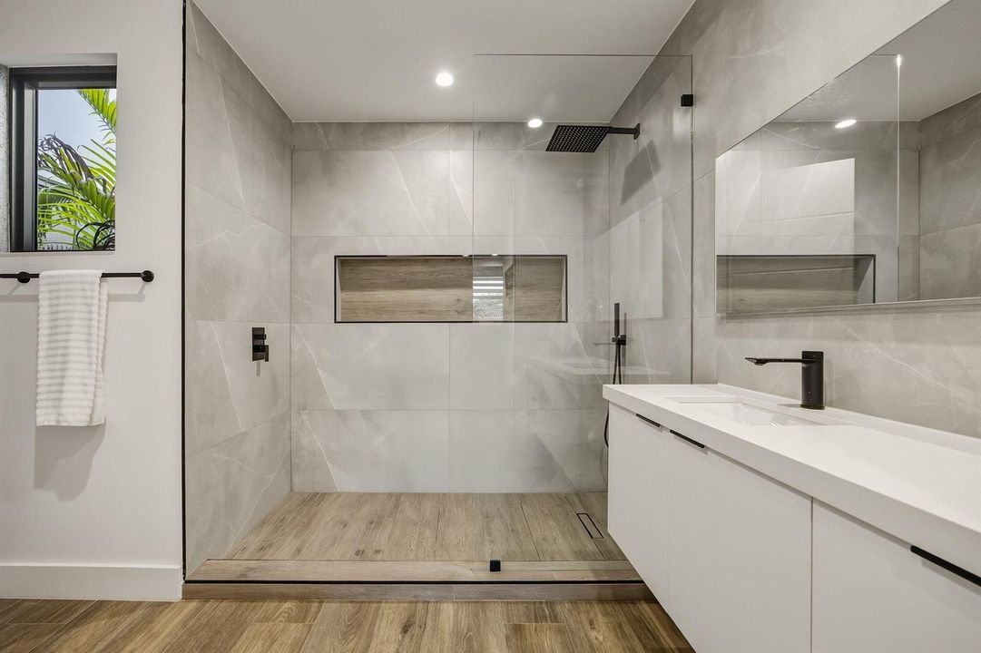 2nd guest suite bath