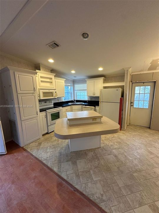 For Rent: $2,165 (2 beds, 2 baths, 896 Square Feet)