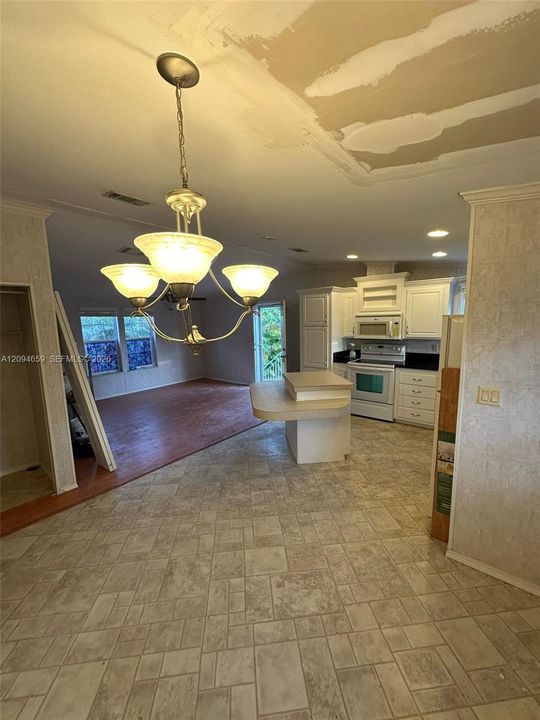 For Rent: $2,165 (2 beds, 2 baths, 896 Square Feet)