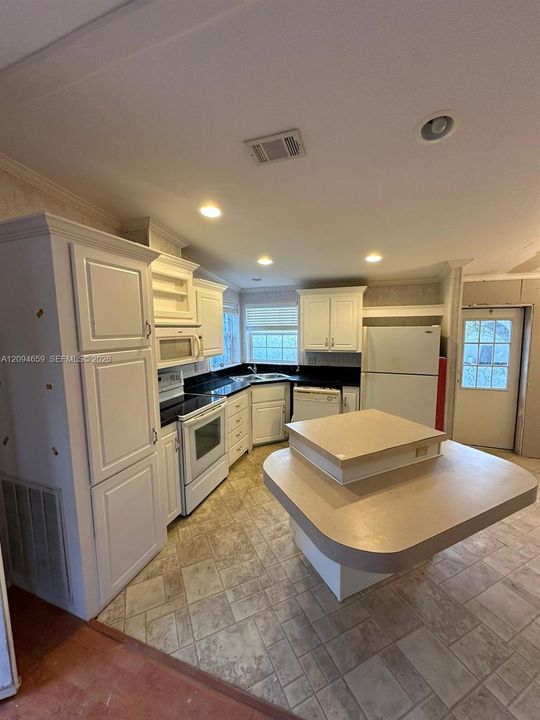 For Rent: $2,165 (2 beds, 2 baths, 896 Square Feet)