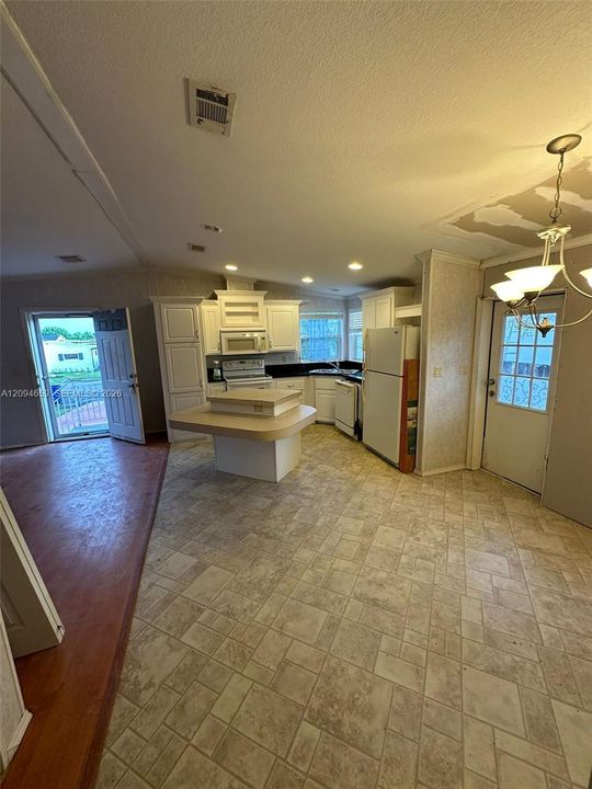 For Rent: $2,165 (2 beds, 2 baths, 896 Square Feet)