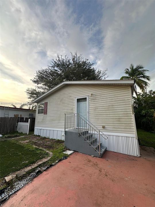 For Rent: $2,165 (2 beds, 2 baths, 896 Square Feet)