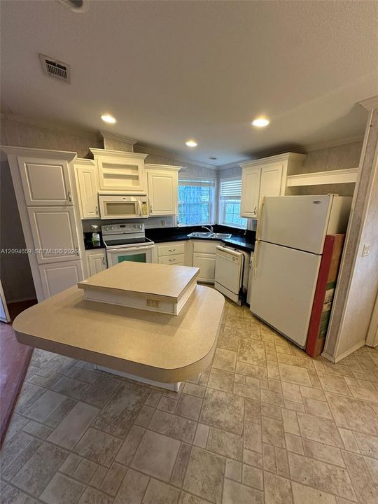 For Rent: $2,165 (2 beds, 2 baths, 896 Square Feet)