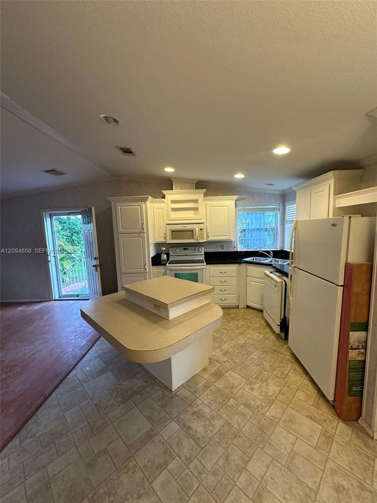 For Rent: $2,165 (2 beds, 2 baths, 896 Square Feet)