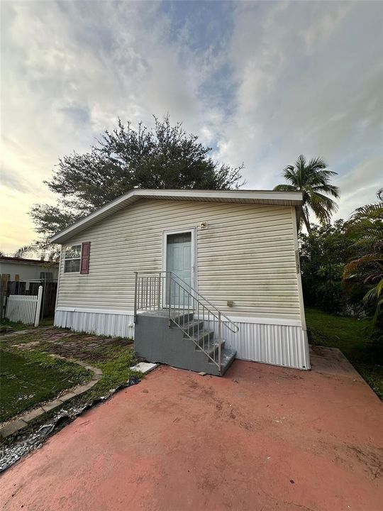 For Rent: $2,165 (2 beds, 2 baths, 896 Square Feet)