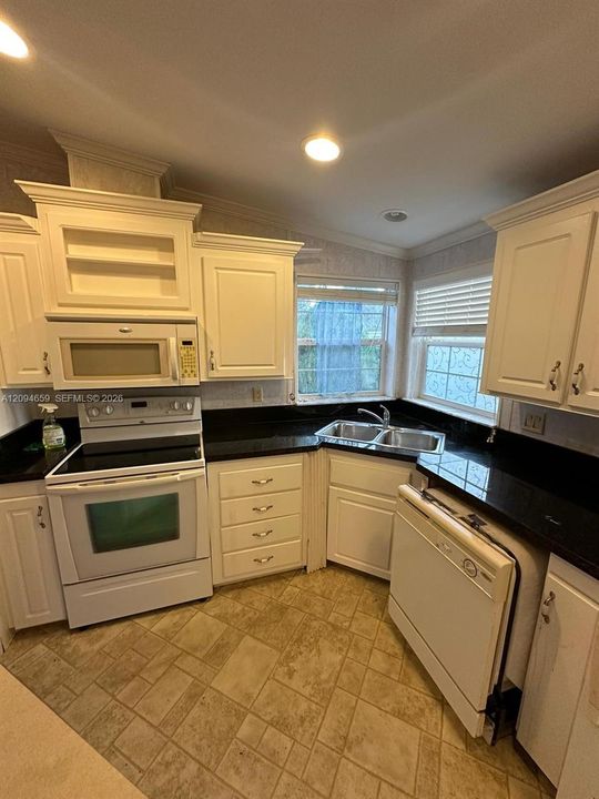 For Rent: $2,165 (2 beds, 2 baths, 896 Square Feet)