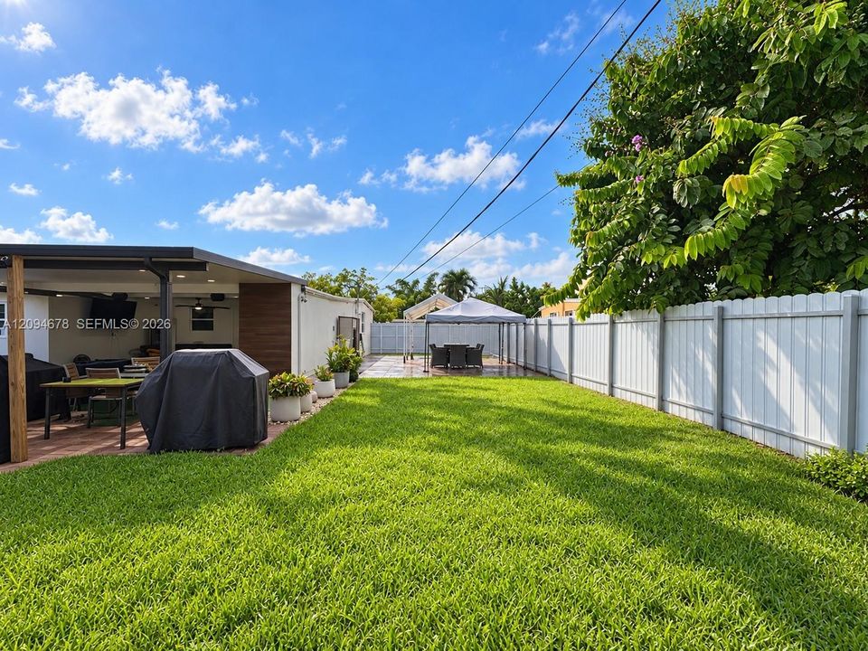 En Venta: $819,000 (3 camas, 3 baños, 1260 Pies cuadrados)