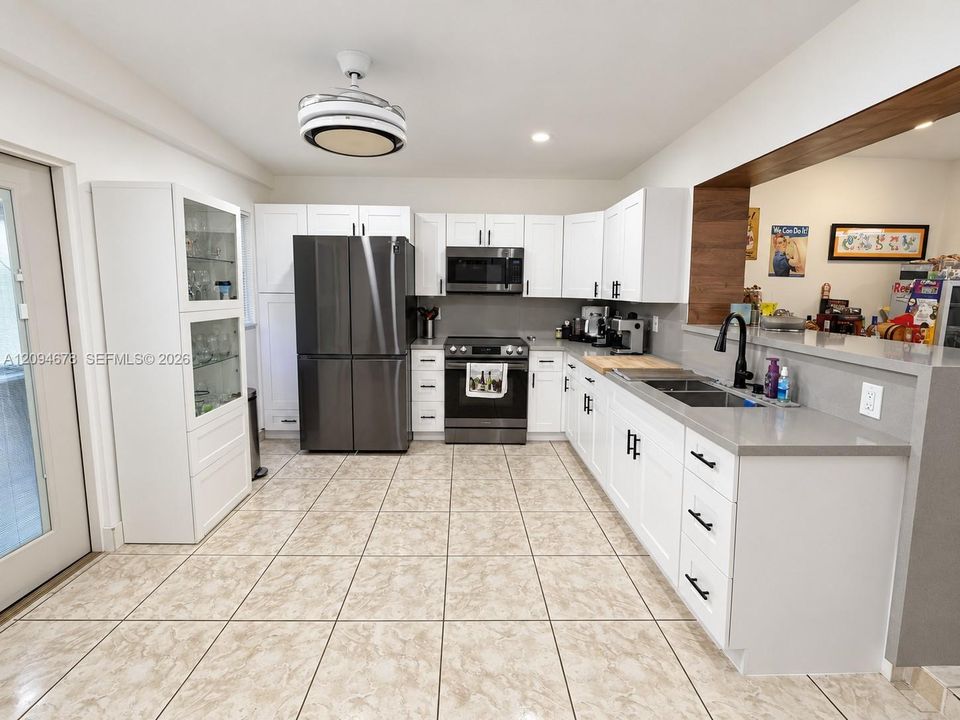 En Venta: $819,000 (3 camas, 3 baños, 1260 Pies cuadrados)