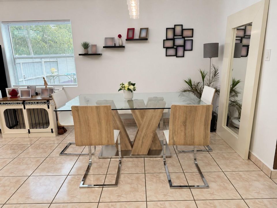 En Venta: $819,000 (3 camas, 3 baños, 1260 Pies cuadrados)