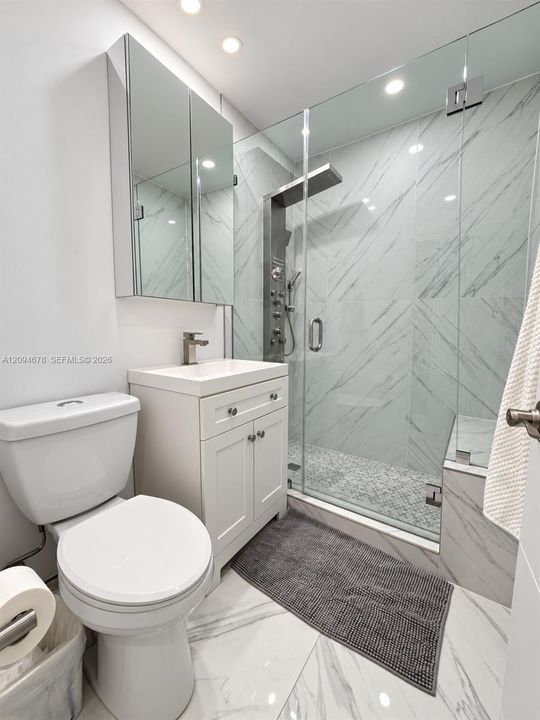 En Venta: $819,000 (3 camas, 3 baños, 1260 Pies cuadrados)