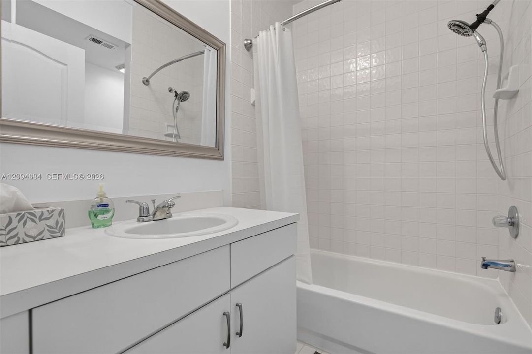 На продажу: $439,900 (3 спален, 3 ванн, 1230 Квадратных фут)