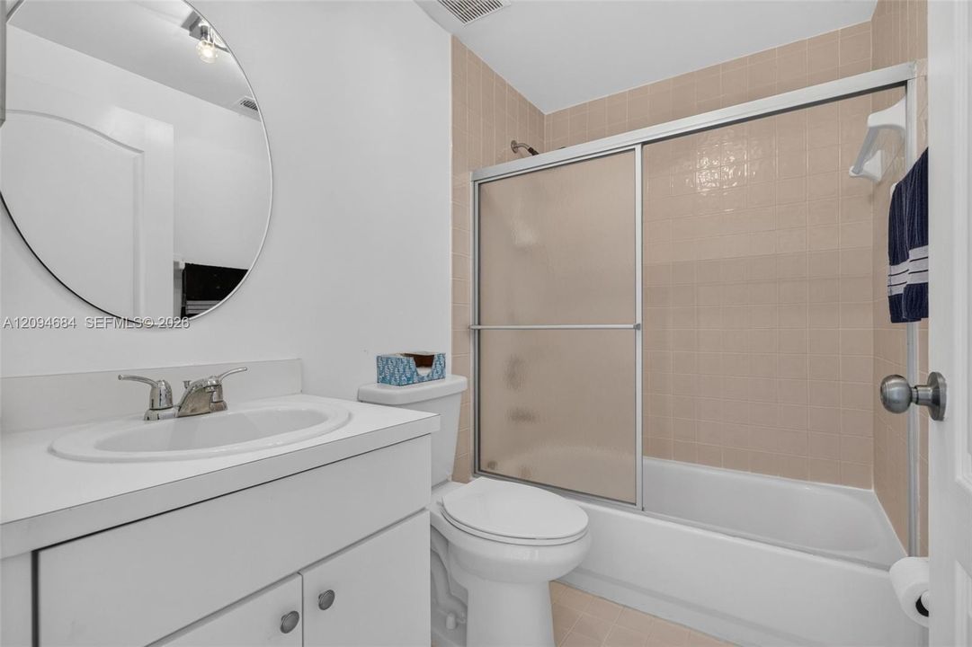 На продажу: $439,900 (3 спален, 3 ванн, 1230 Квадратных фут)