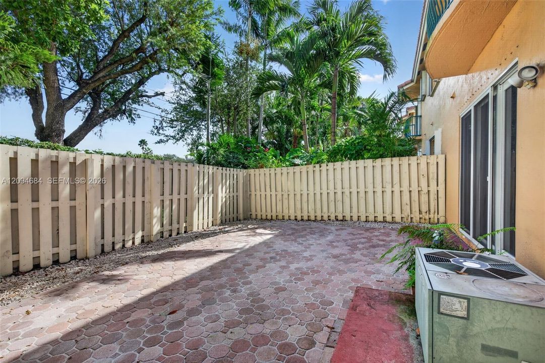 На продажу: $439,900 (3 спален, 3 ванн, 1230 Квадратных фут)