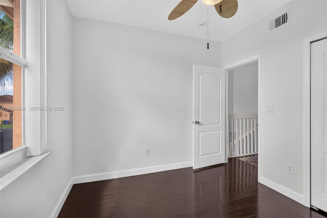 На продажу: $439,900 (3 спален, 3 ванн, 1230 Квадратных фут)