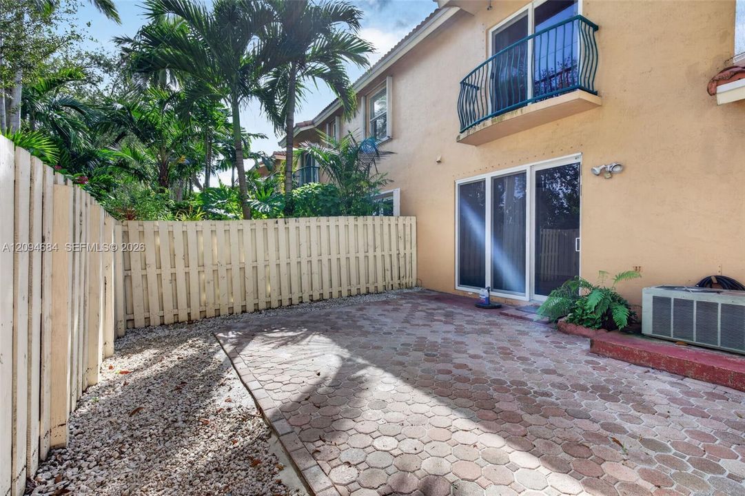 На продажу: $439,900 (3 спален, 3 ванн, 1230 Квадратных фут)