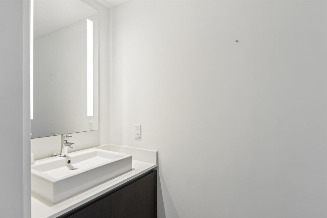 20-print-Brickell Ave 1202-020