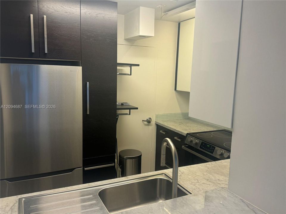 For Rent: $3,800 (1 beds, 1 baths, 837 Square Feet)