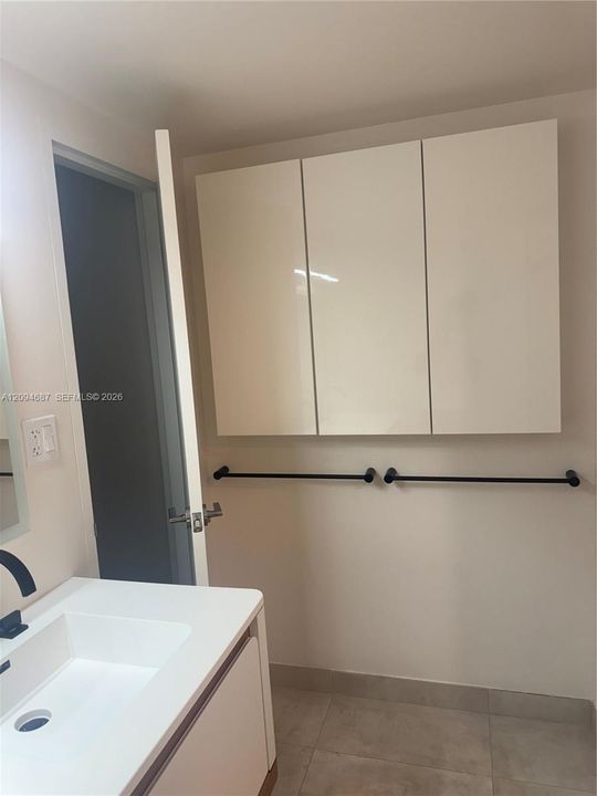 For Rent: $3,800 (1 beds, 1 baths, 837 Square Feet)