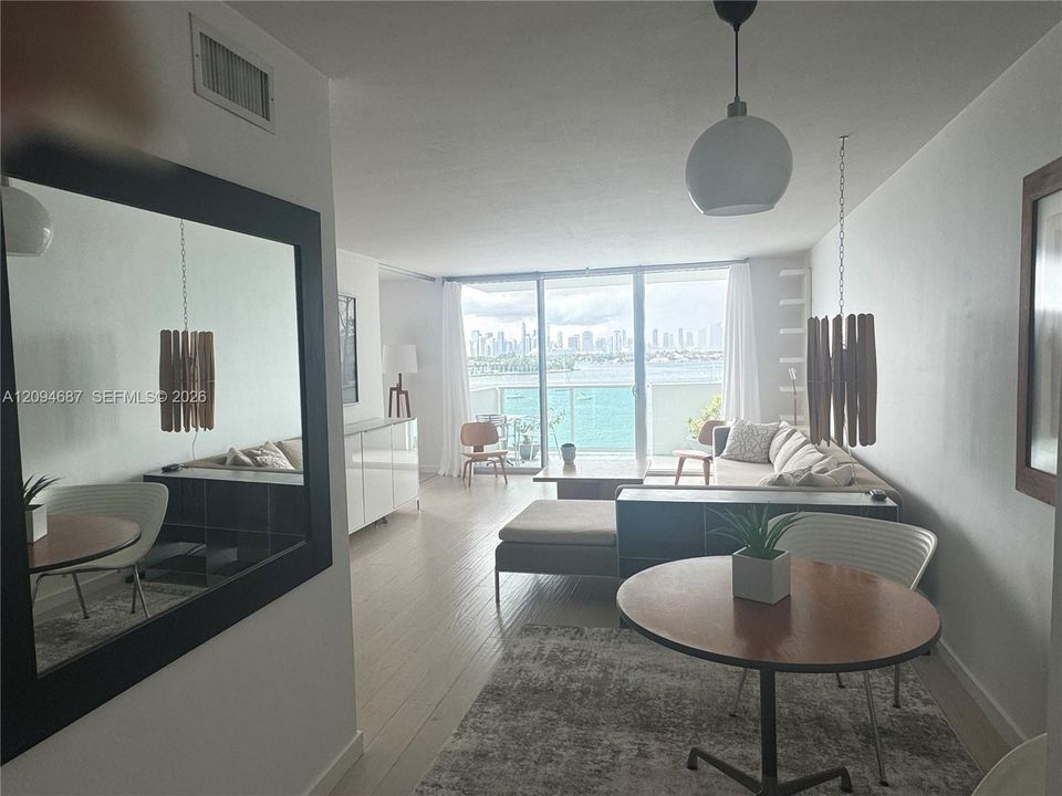 For Rent: $3,800 (1 beds, 1 baths, 837 Square Feet)