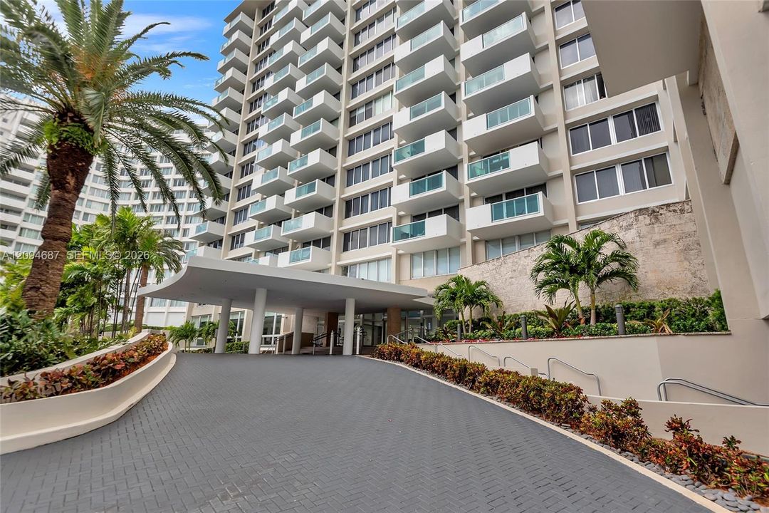 For Rent: $3,800 (1 beds, 1 baths, 837 Square Feet)