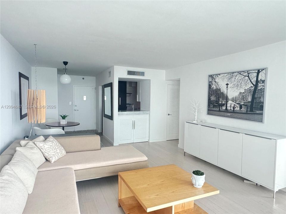 For Rent: $3,800 (1 beds, 1 baths, 837 Square Feet)