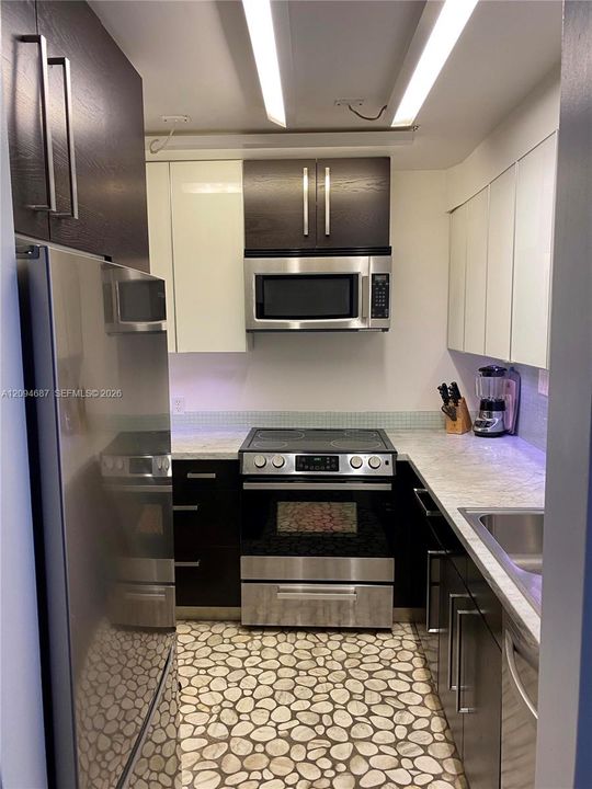 For Rent: $3,800 (1 beds, 1 baths, 837 Square Feet)