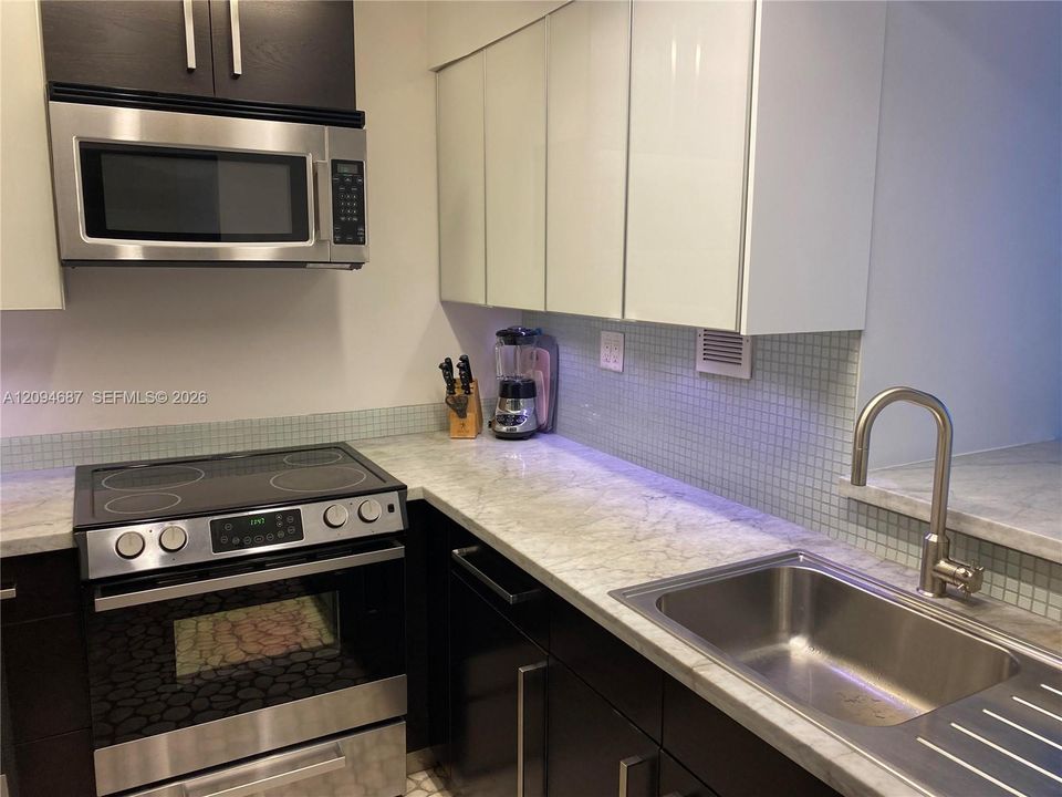 For Rent: $3,800 (1 beds, 1 baths, 837 Square Feet)