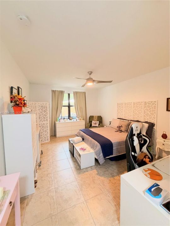 En Venta: $749,000 (3 camas, 2 baños, 1579 Pies cuadrados)