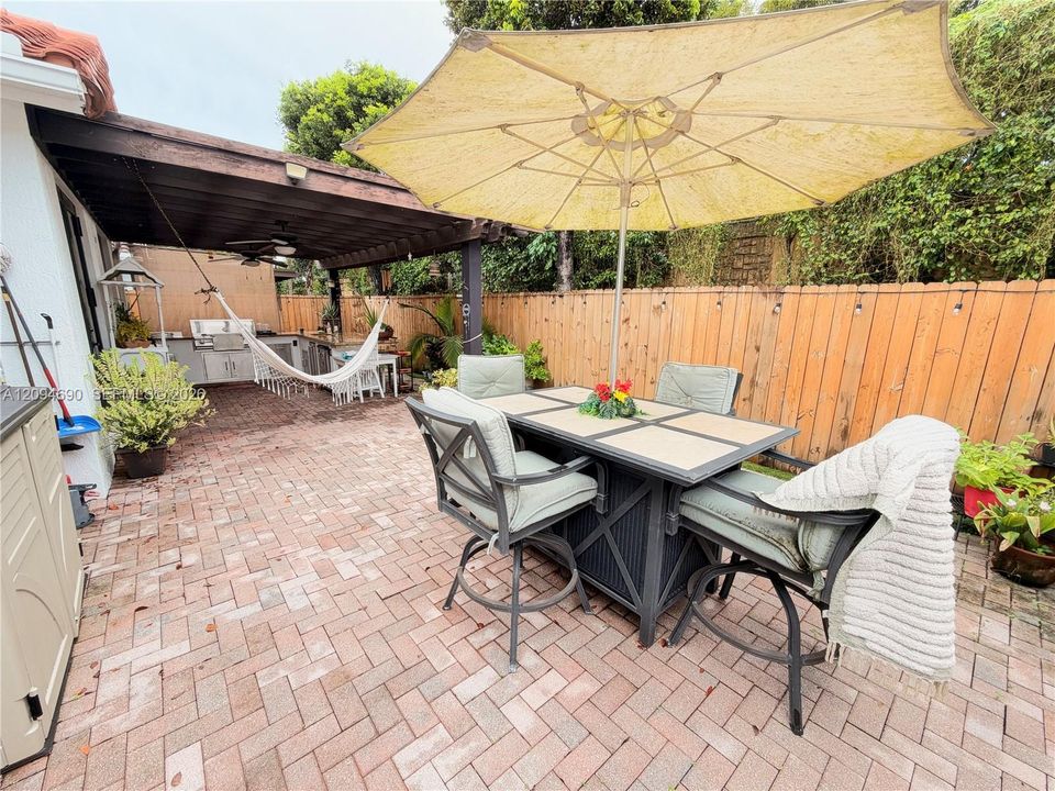 En Venta: $749,000 (3 camas, 2 baños, 1579 Pies cuadrados)