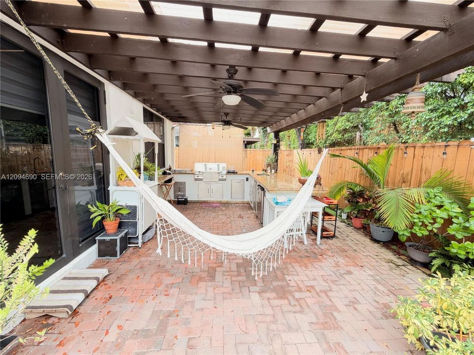 En Venta: $749,000 (3 camas, 2 baños, 1579 Pies cuadrados)
