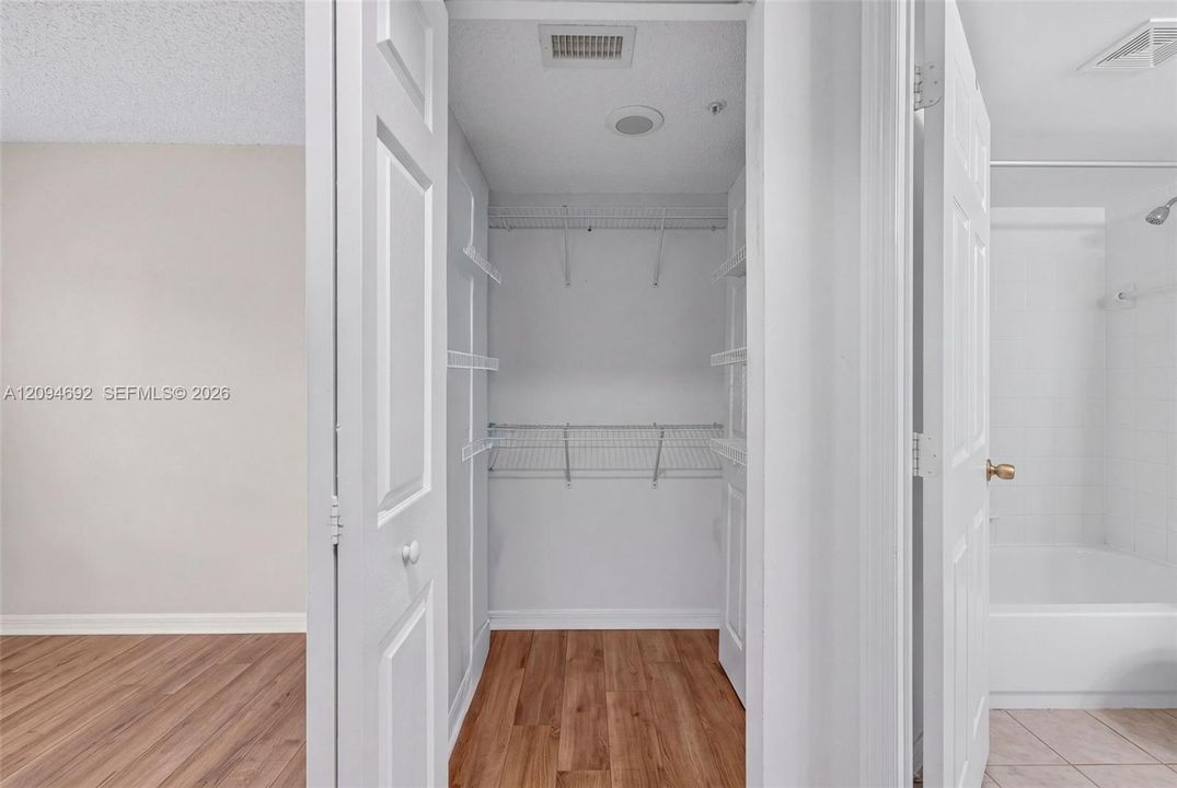 For Sale: $355,000 (2 beds, 2 baths, 1054 Square Feet)