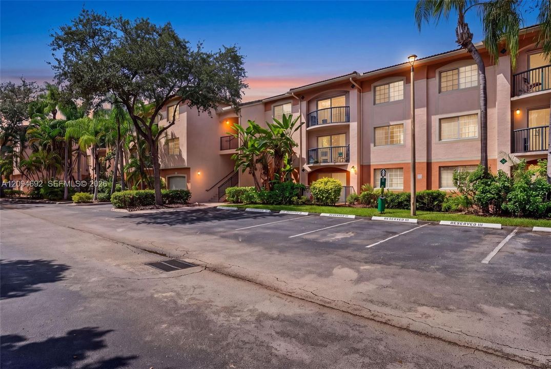For Sale: $355,000 (2 beds, 2 baths, 1054 Square Feet)