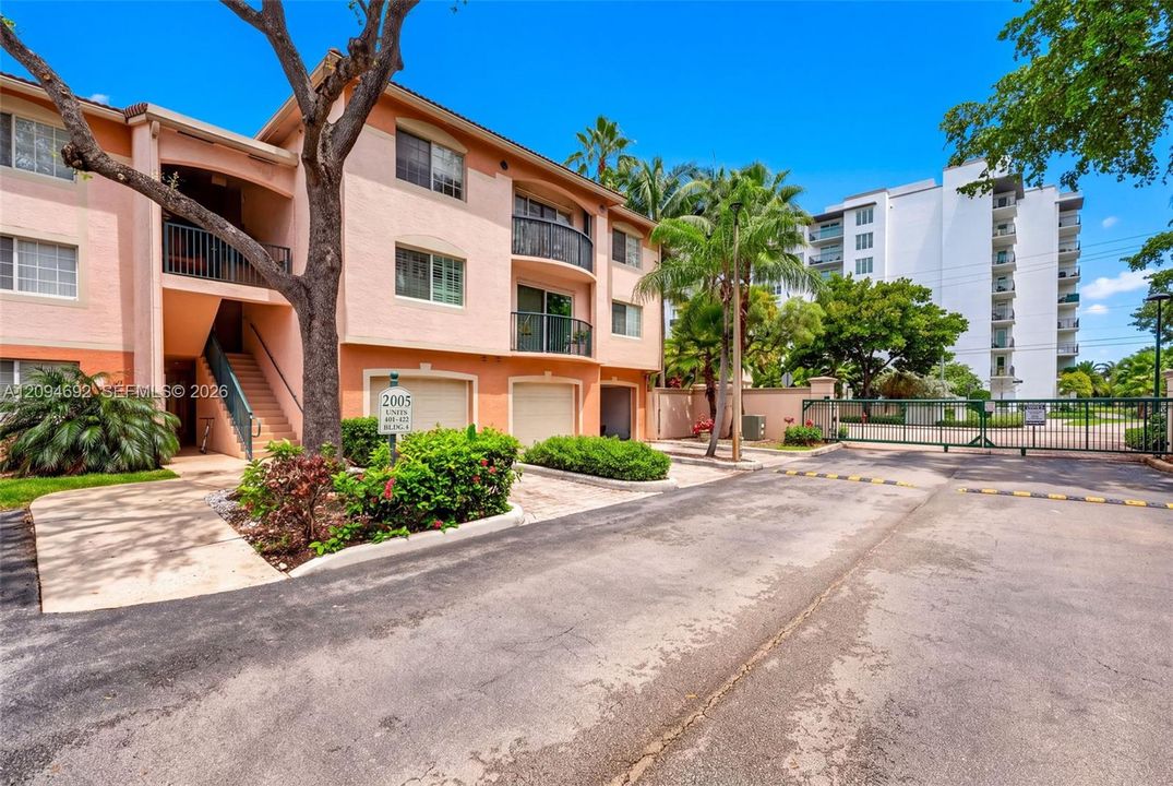 For Sale: $355,000 (2 beds, 2 baths, 1054 Square Feet)