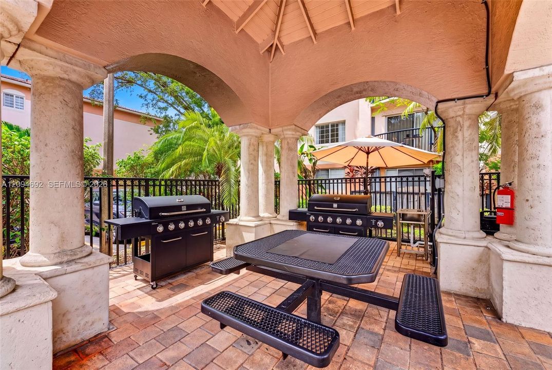 For Sale: $355,000 (2 beds, 2 baths, 1054 Square Feet)