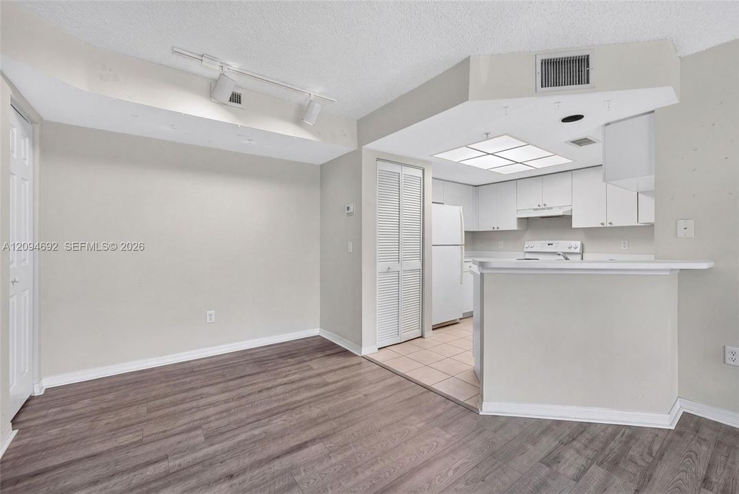 For Sale: $355,000 (2 beds, 2 baths, 1054 Square Feet)