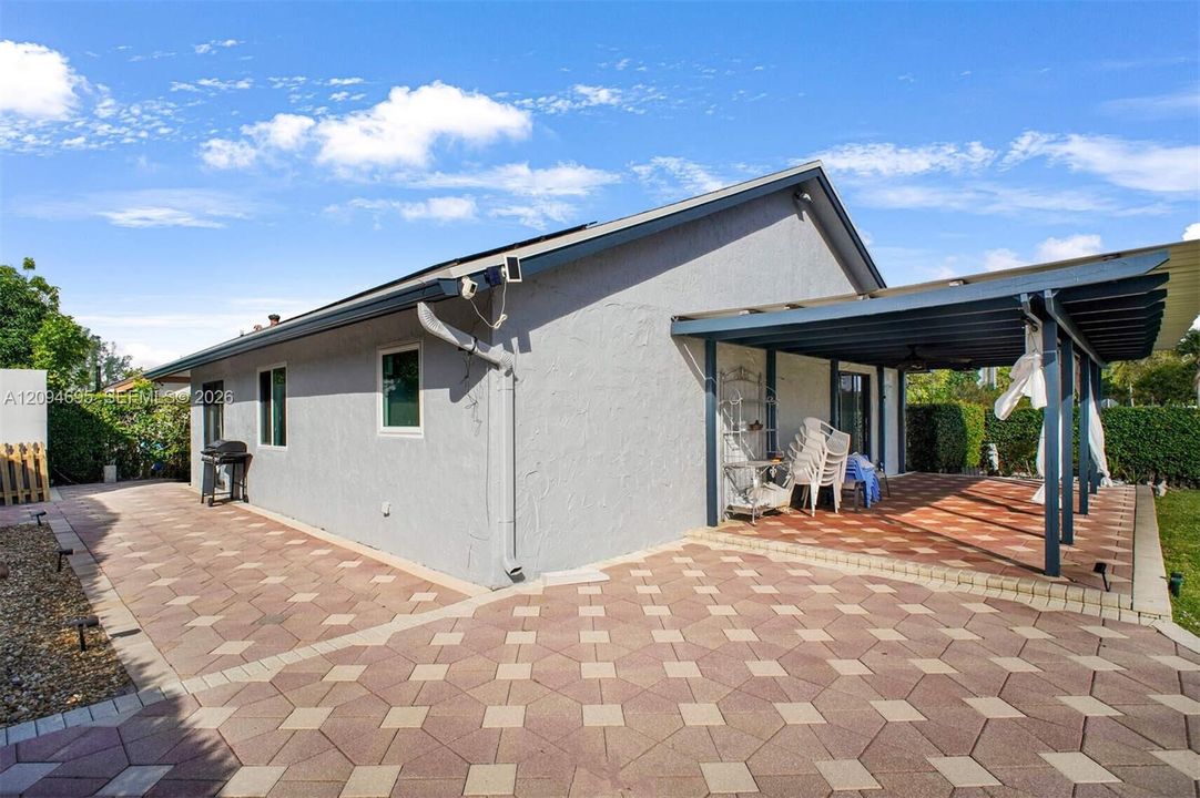 For Rent: $3,500 (2 beds, 2 baths, 923 Square Feet)