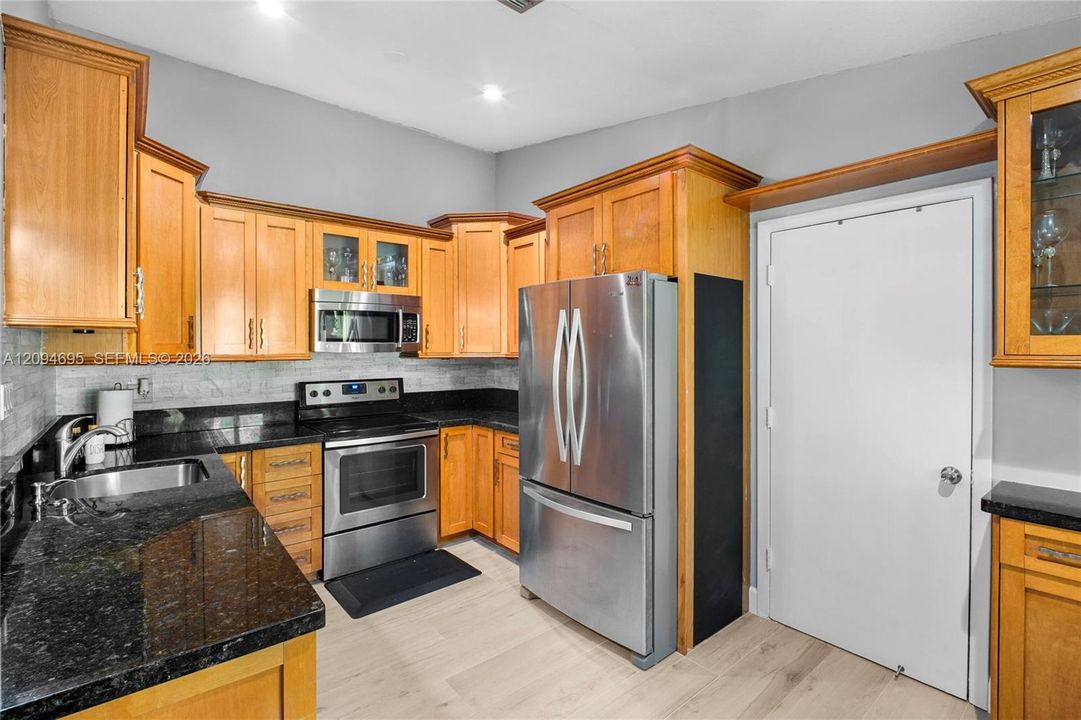 For Rent: $3,500 (2 beds, 2 baths, 923 Square Feet)