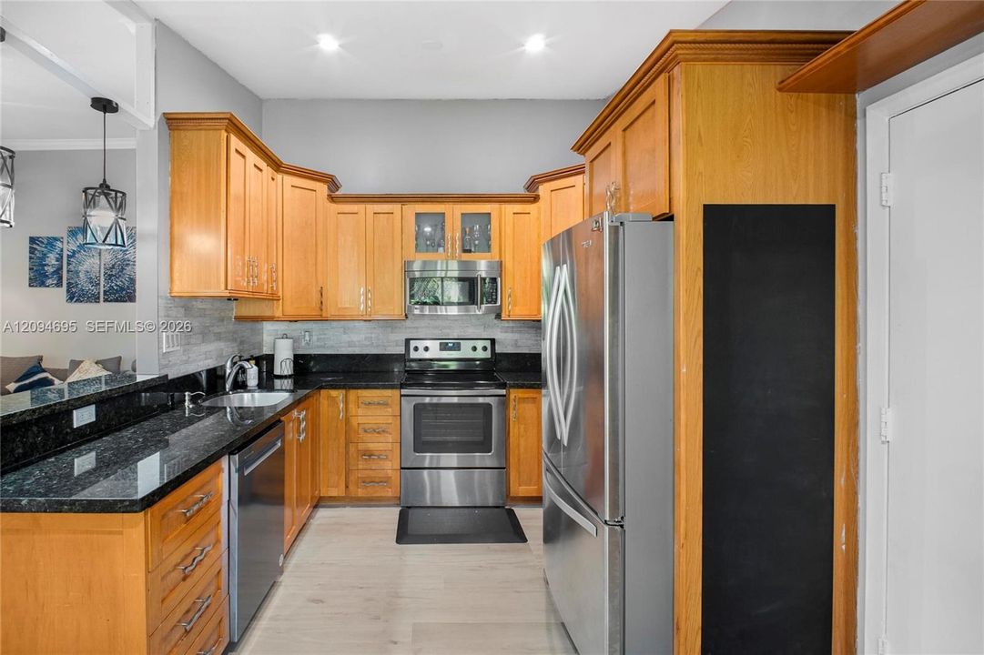 For Rent: $3,500 (2 beds, 2 baths, 923 Square Feet)