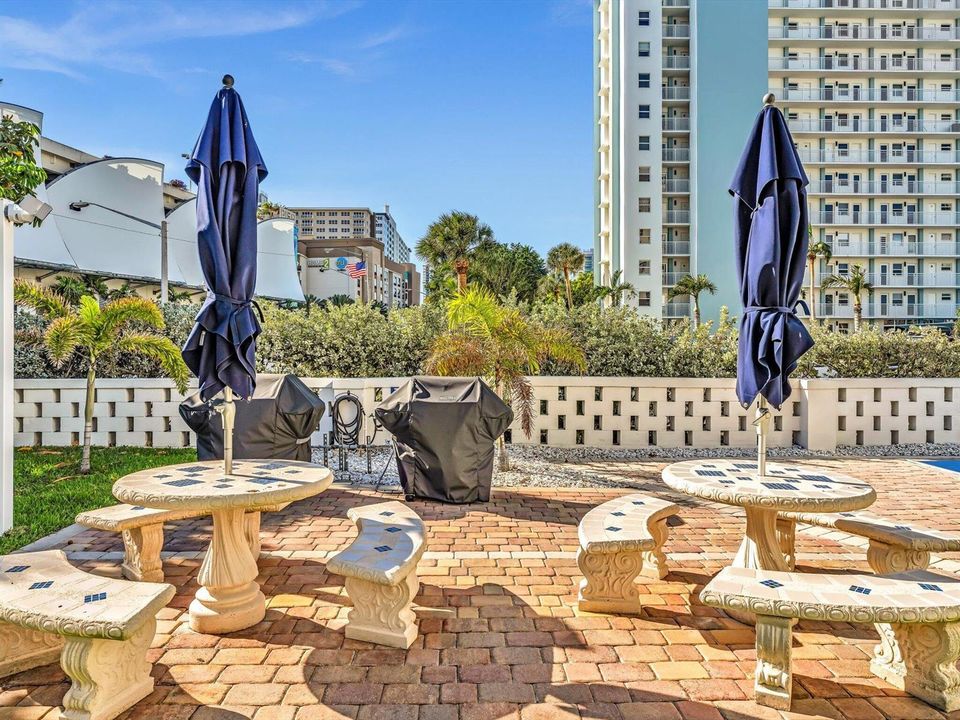 33-08-two picnic areas for entertaining