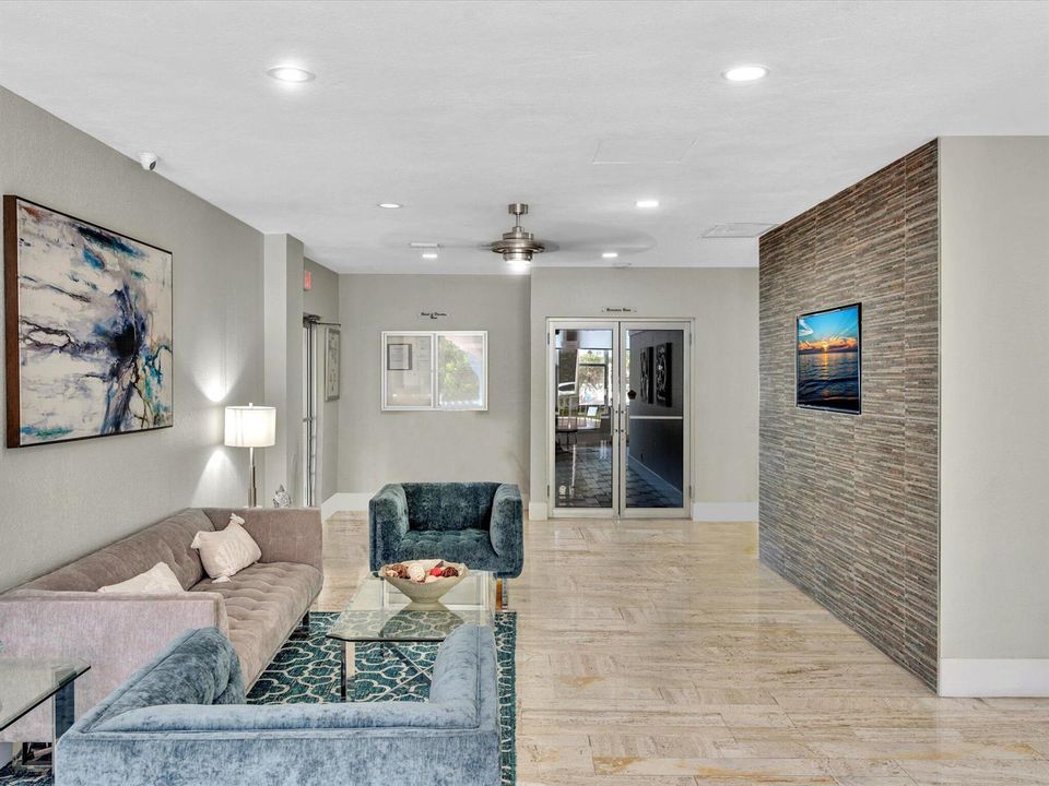 41-Contemporary and bright Lobby