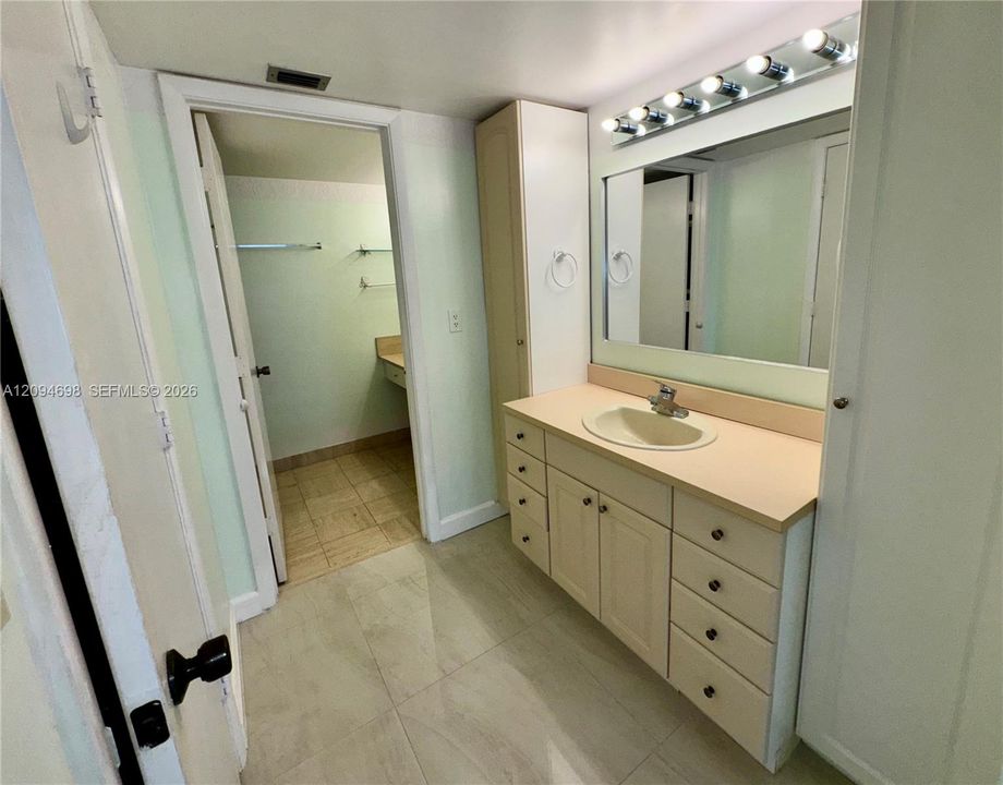 For Rent: $2,500 (1 beds, 1 baths, 864 Square Feet)