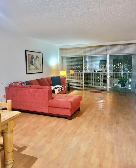 For Sale: $405,000 (2 beds, 2 baths, 1220 Square Feet)