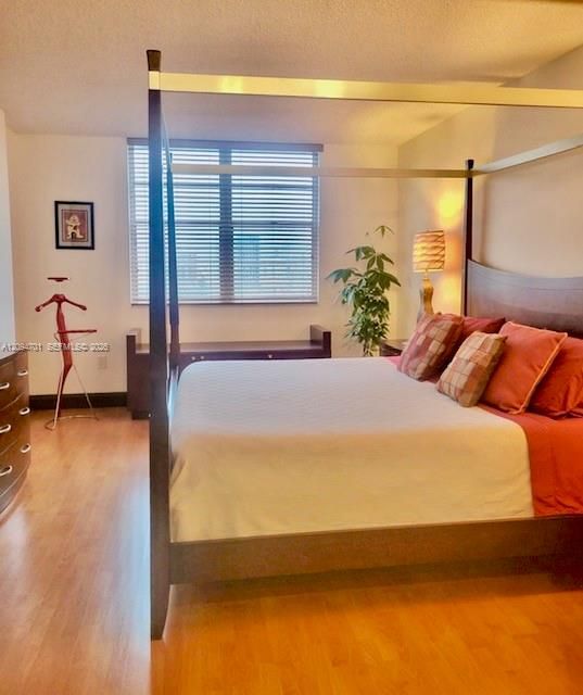 For Sale: $405,000 (2 beds, 2 baths, 1220 Square Feet)
