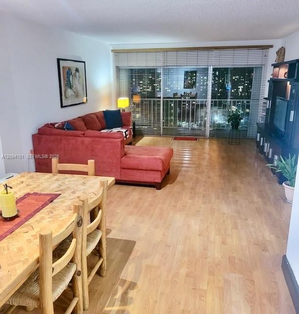 For Sale: $405,000 (2 beds, 2 baths, 1220 Square Feet)