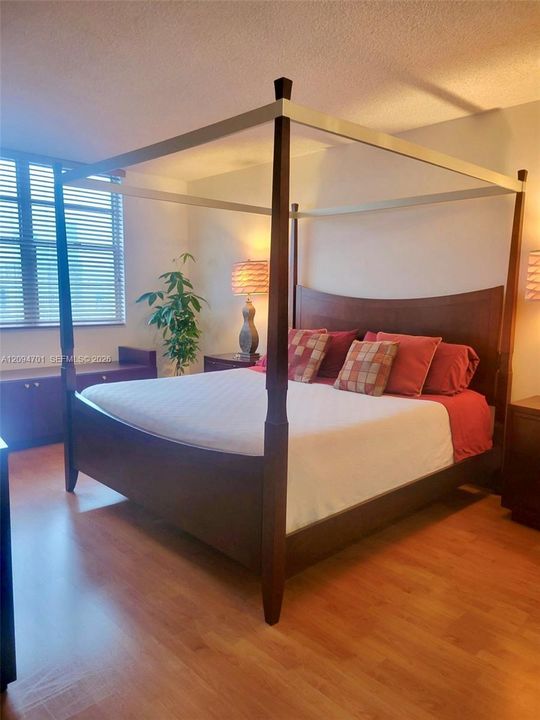 For Sale: $405,000 (2 beds, 2 baths, 1220 Square Feet)