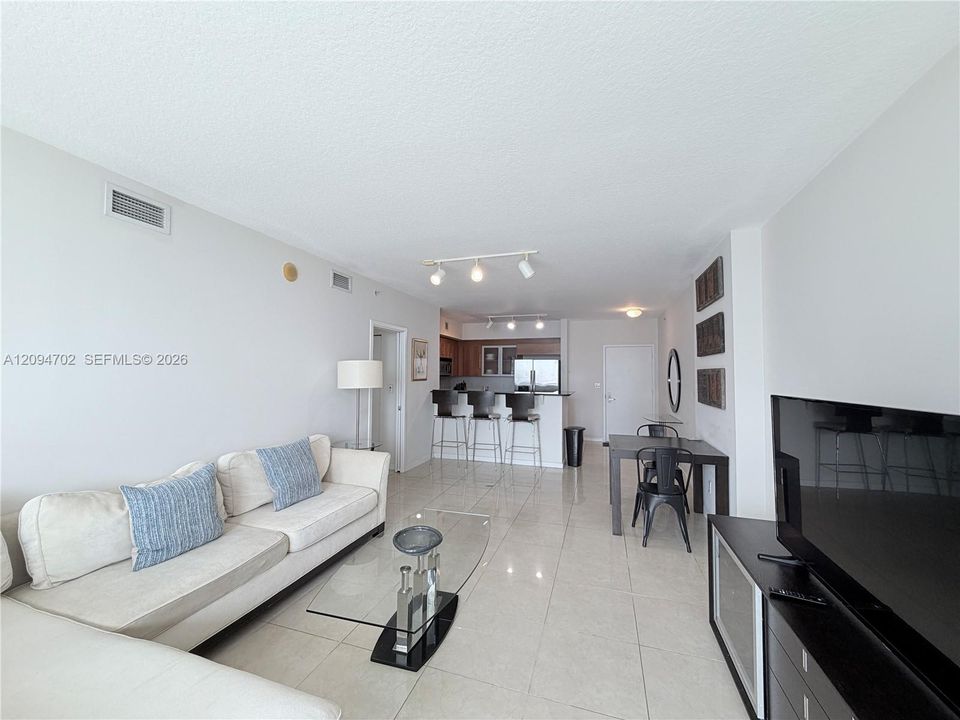 В аренду: $3,700 (2 спален, 2 ванн, 1145 Квадратных фут)