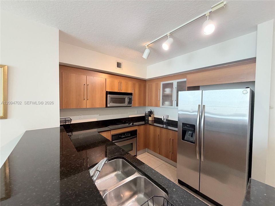 В аренду: $3,700 (2 спален, 2 ванн, 1145 Квадратных фут)
